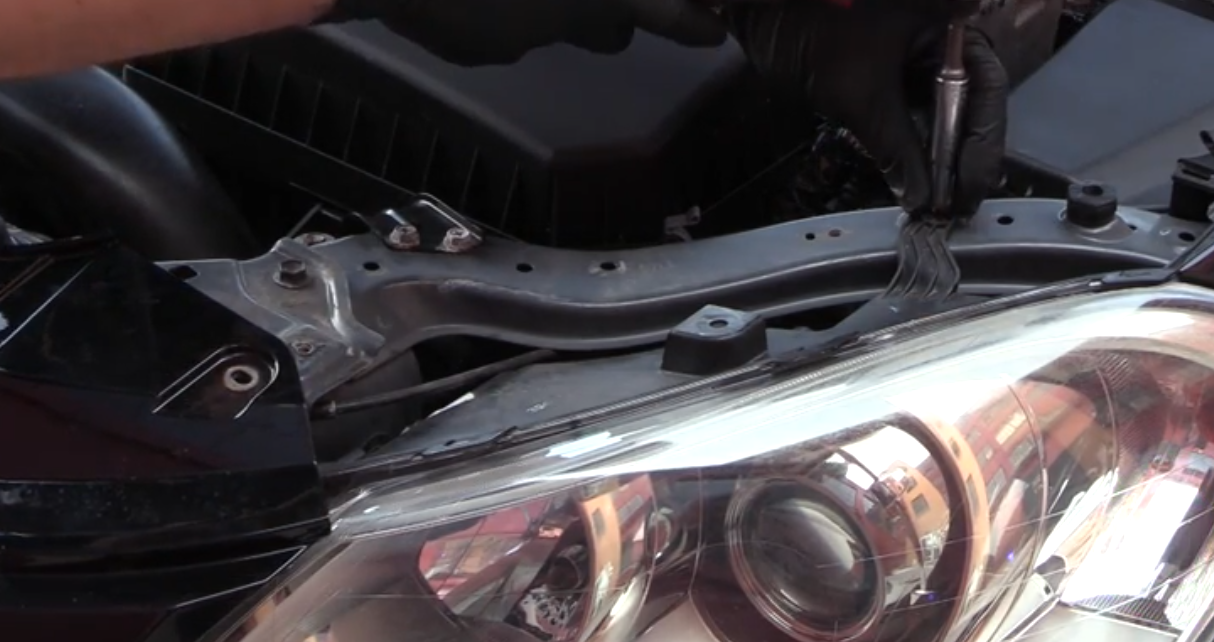 How to replace a lightbulb on a Suzuki Kizashi Automotive News